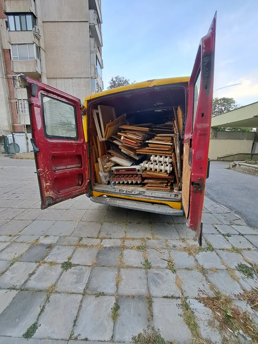 Разчистване на имот в София — строителни отпадъци, натоварени в буса за извозване